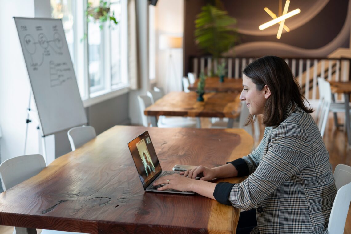 Woman researchers green flags after a job interview